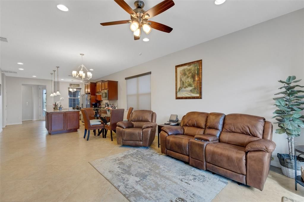 For Sale: $319,500 (2 beds, 2 baths, 1468 Square Feet)