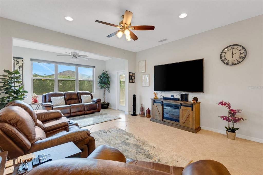 For Sale: $319,500 (2 beds, 2 baths, 1468 Square Feet)