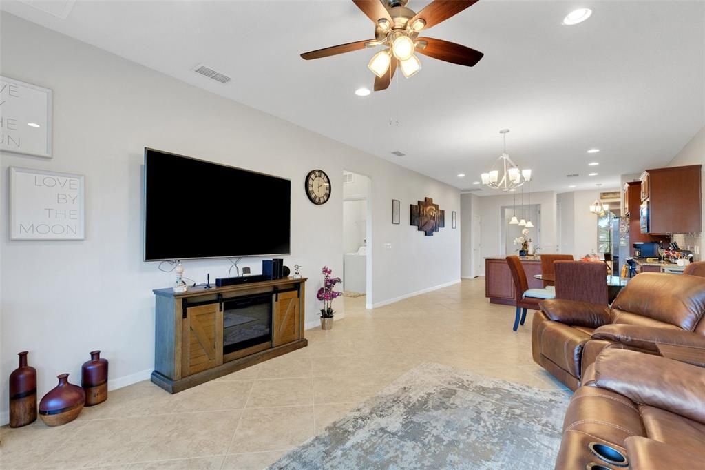 For Sale: $319,500 (2 beds, 2 baths, 1468 Square Feet)