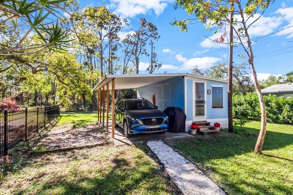 Detached building + Carport