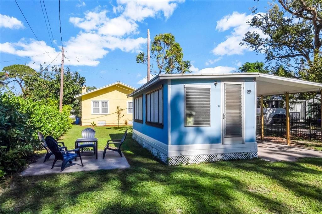 Detached building + Carport