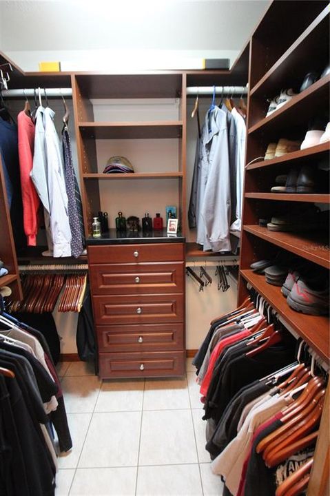 Walk-in closet 2