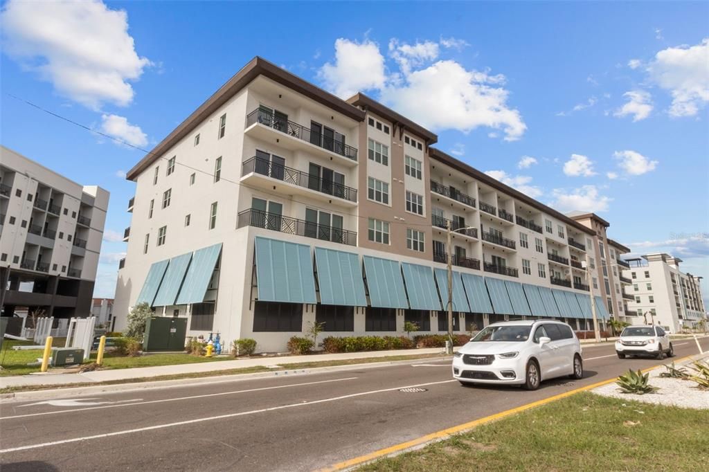 Active With Contract: $1,025,000 (3 beds, 2 baths, 1685 Square Feet)