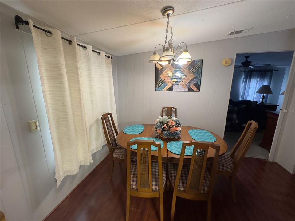 For Sale: $139,900 (2 beds, 2 baths, 984 Square Feet)