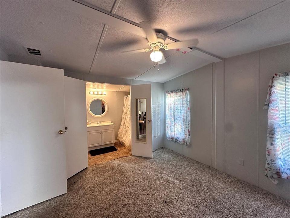 For Sale: $139,900 (2 beds, 2 baths, 984 Square Feet)