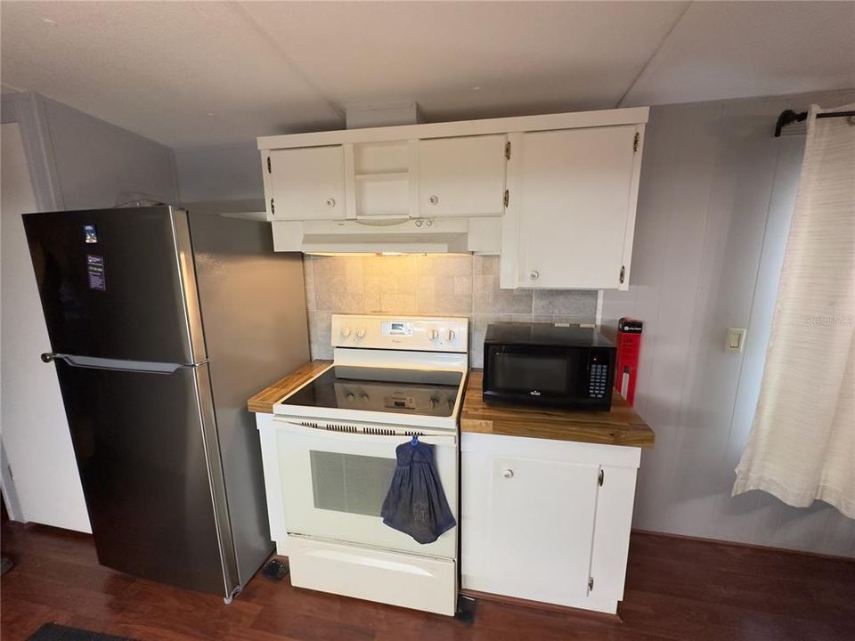 For Sale: $139,900 (2 beds, 2 baths, 984 Square Feet)