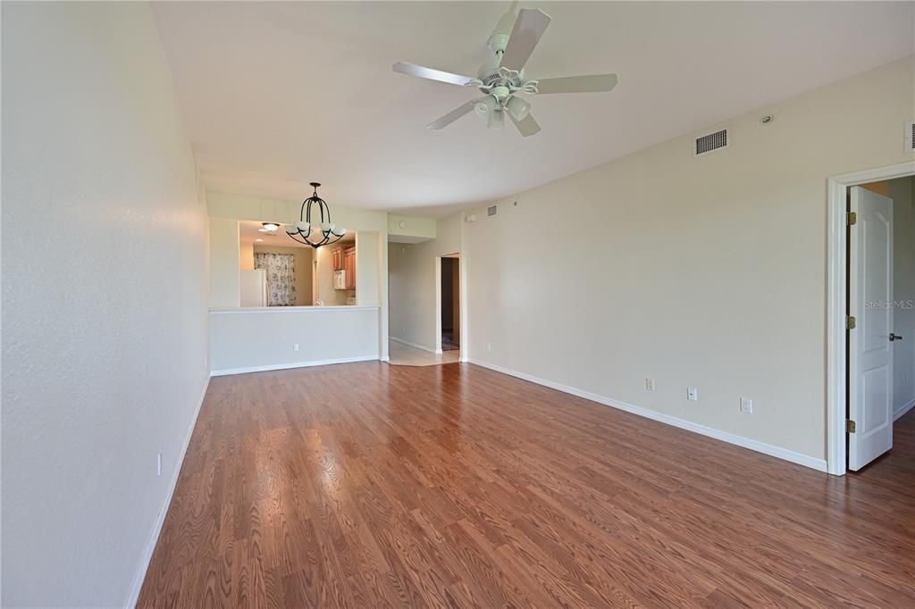 For Sale: $275,000 (2 beds, 2 baths, 1104 Square Feet)