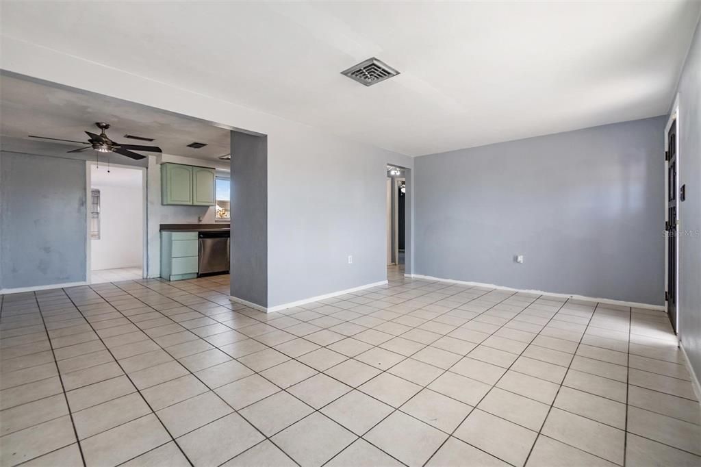 For Sale: $219,000 (2 beds, 1 baths, 816 Square Feet)