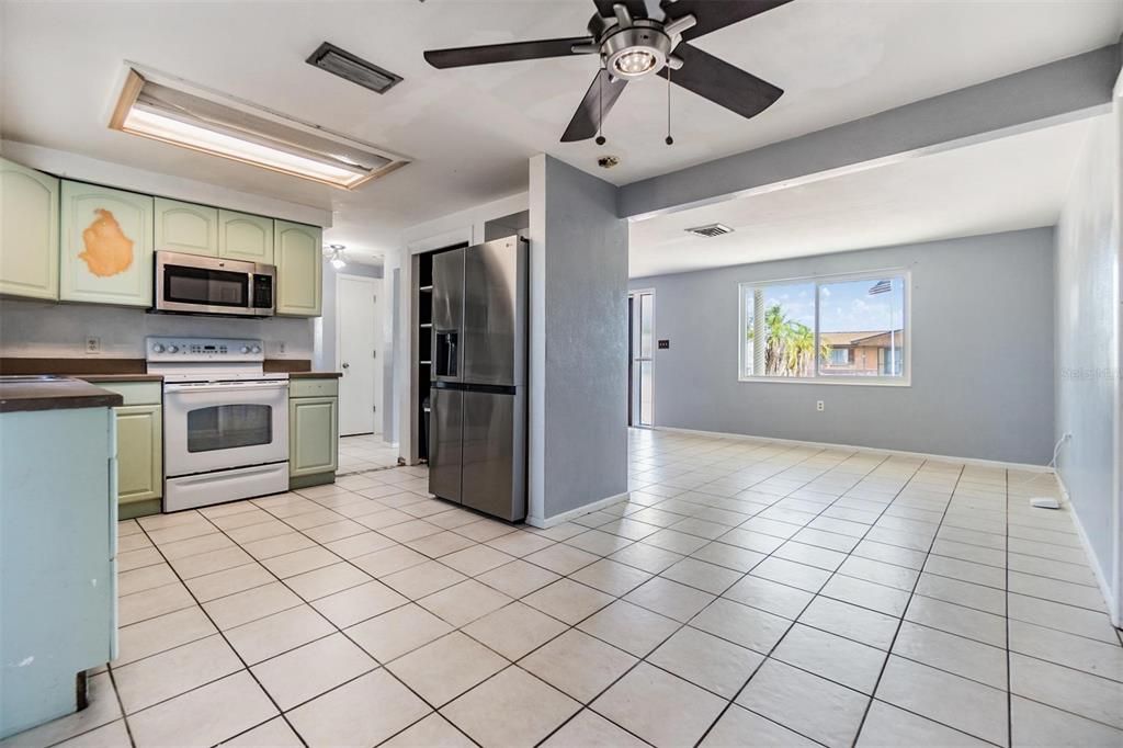 For Sale: $219,000 (2 beds, 1 baths, 816 Square Feet)