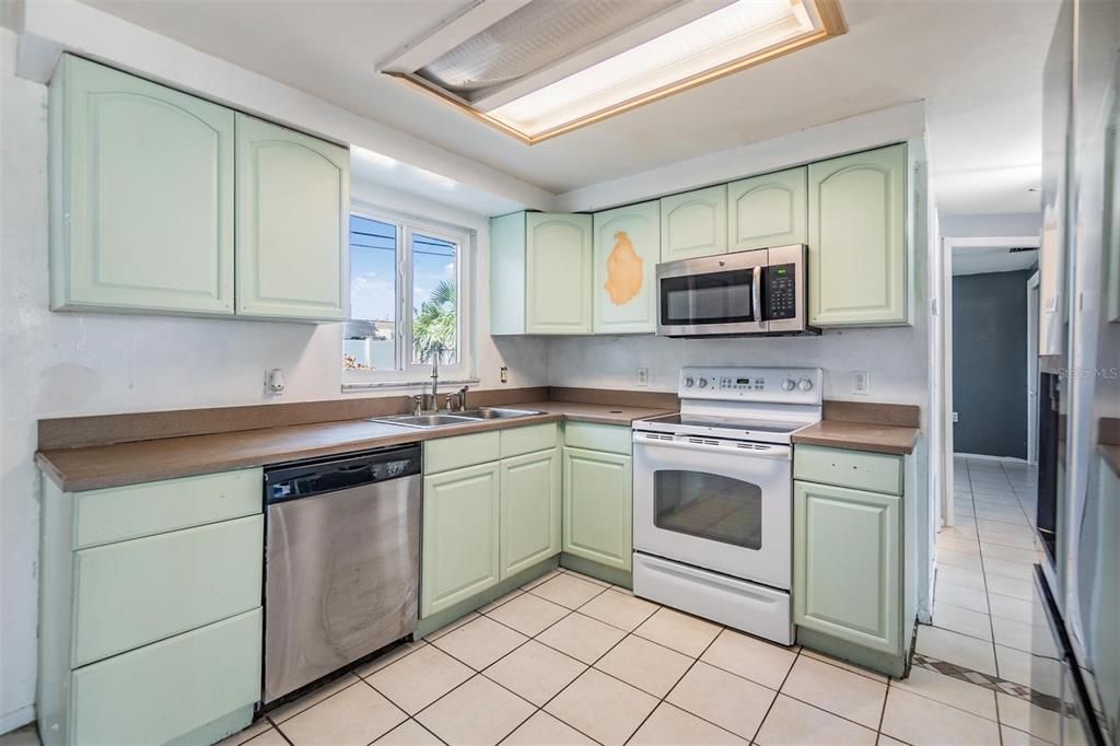 For Sale: $219,000 (2 beds, 1 baths, 816 Square Feet)