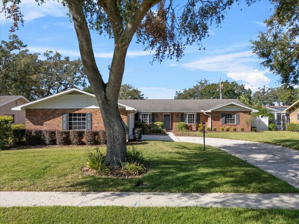 For Sale: $399,998 (3 beds, 2 baths, 2329 Square Feet)