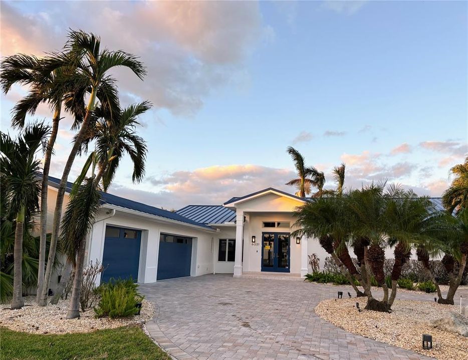 最近售出: $2,500,000 (3 贝兹, 2 浴室, 2432 平方英尺)