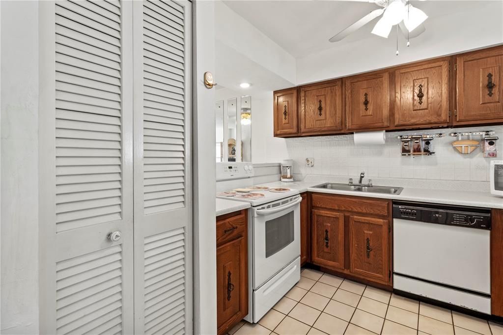 For Sale: $355,000 (1 beds, 1 baths, 691 Square Feet)