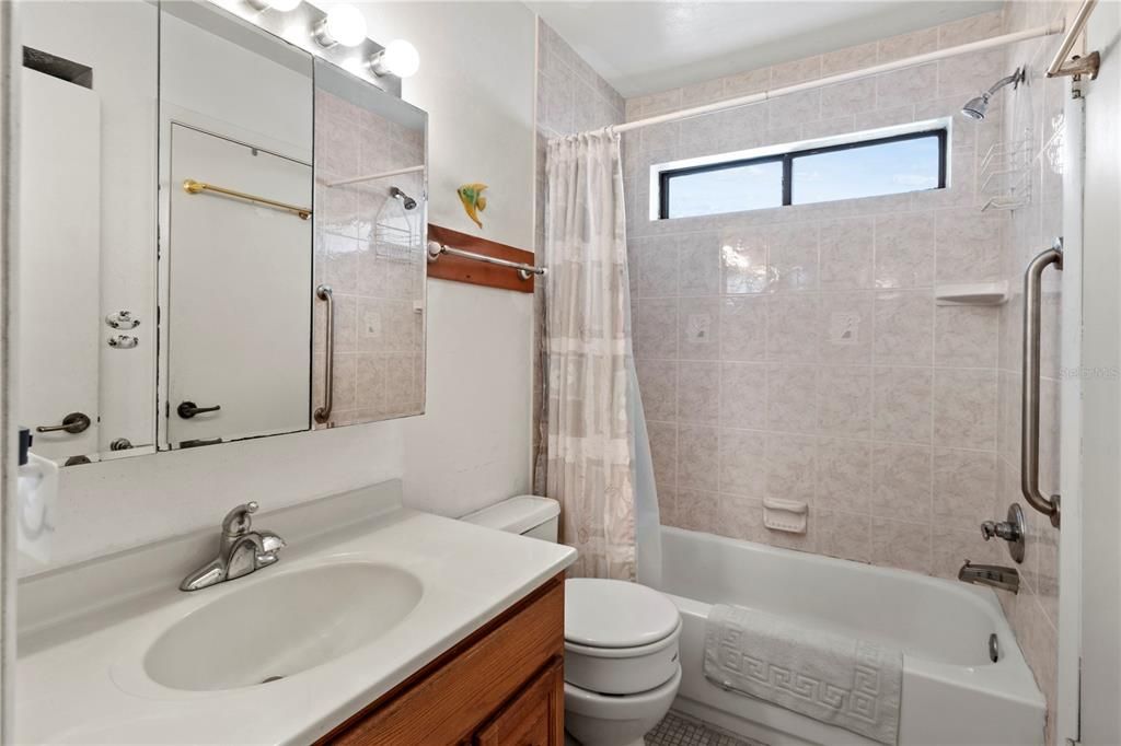 For Sale: $355,000 (1 beds, 1 baths, 691 Square Feet)