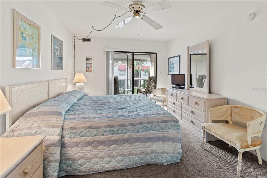 For Sale: $355,000 (1 beds, 1 baths, 691 Square Feet)