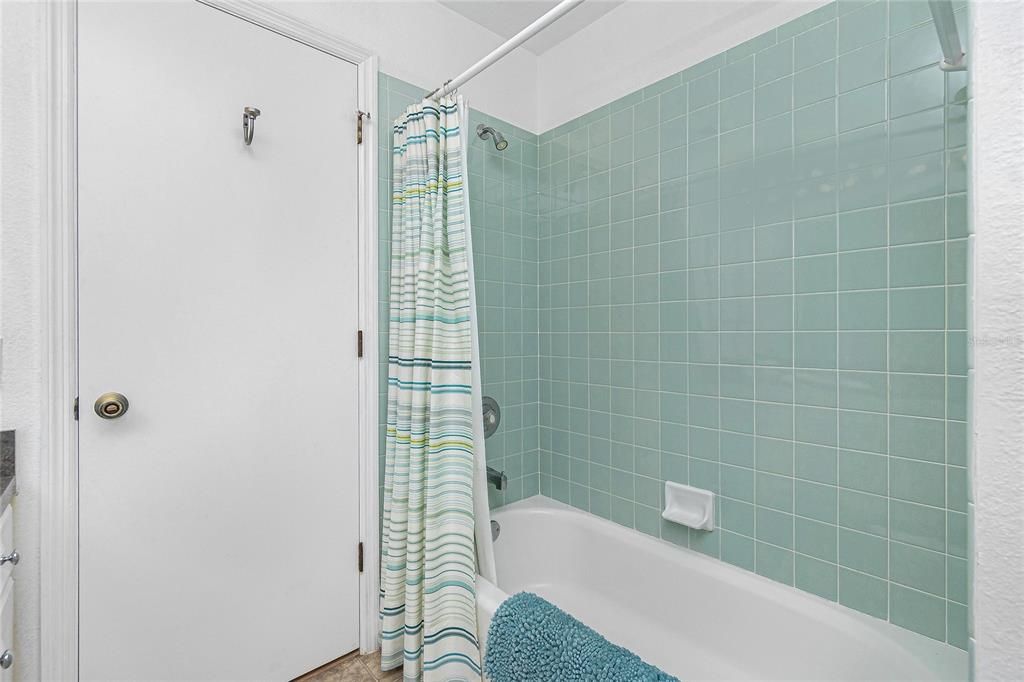 Main Guest Bathroom with Shower/Tub