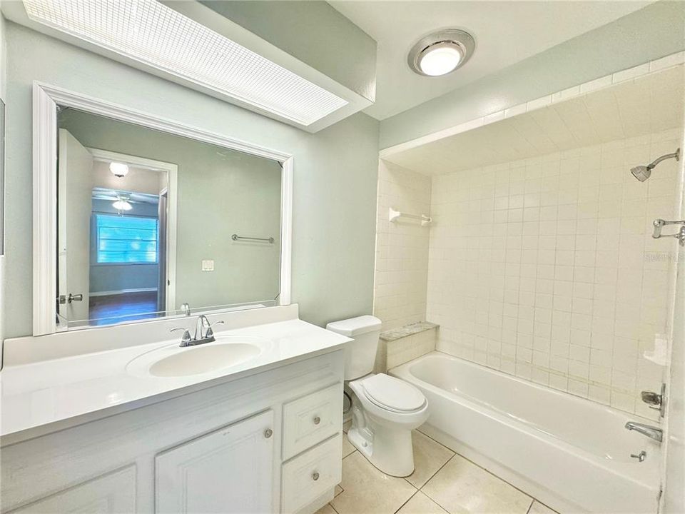 Bathroom with tub/shower