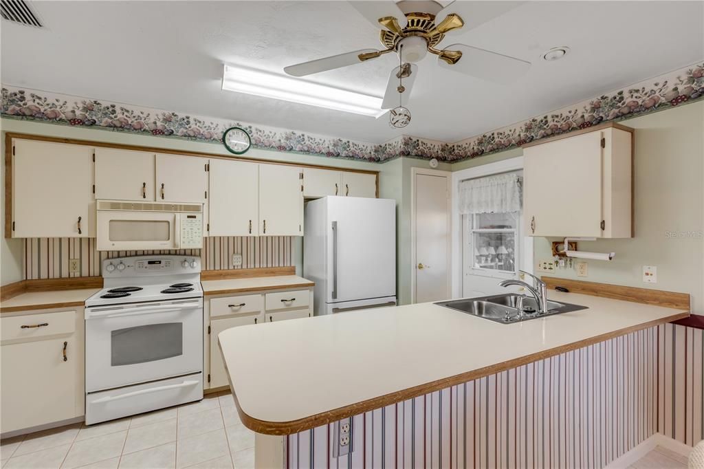 For Sale: $329,900 (2 beds, 2 baths, 1308 Square Feet)