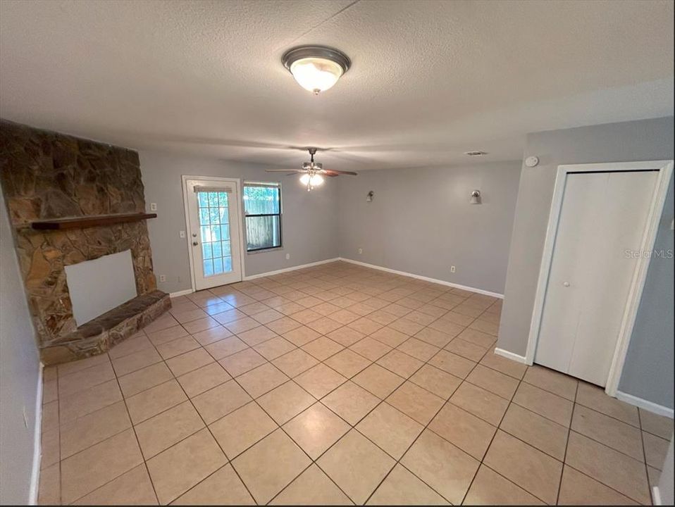 For Rent: $1,565 (3 beds, 2 baths, 1724 Square Feet)