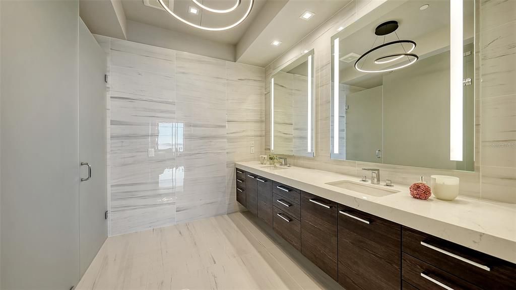 Sleek primary bath