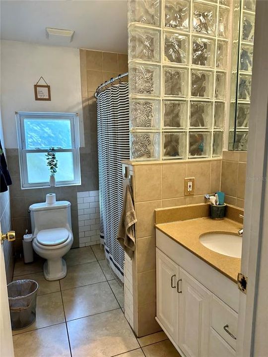 Bathroom with tub/shower