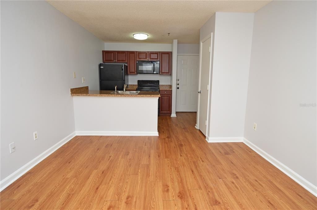 For Rent: $1,300 (1 beds, 1 baths, 525 Square Feet)