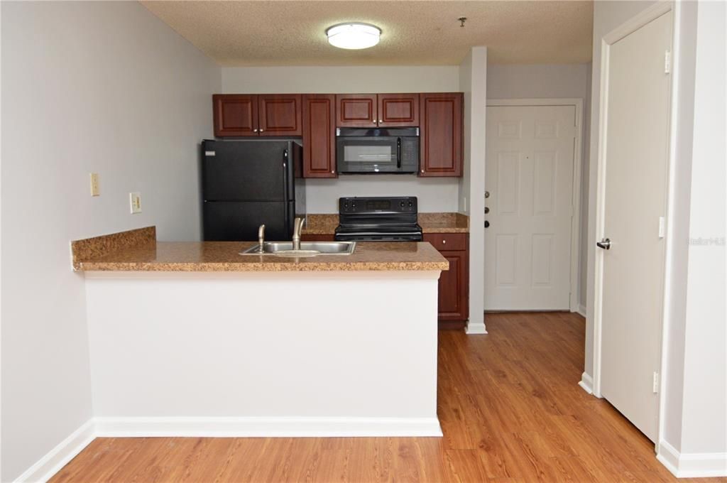 For Rent: $1,300 (1 beds, 1 baths, 525 Square Feet)