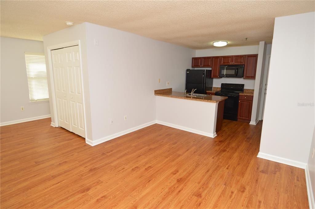 For Rent: $1,300 (1 beds, 1 baths, 525 Square Feet)