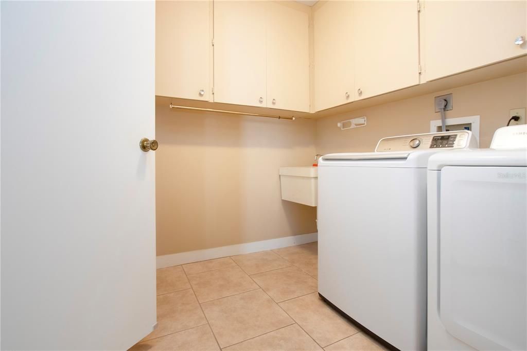 For Rent: $3,000 (3 beds, 2 baths, 1881 Square Feet)