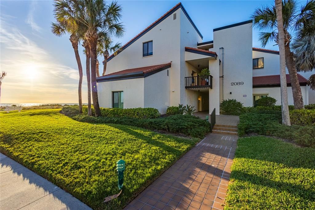 Welcome to paradise in this Gulf-front G1 building in fabulous Seaplace of Longboat Key