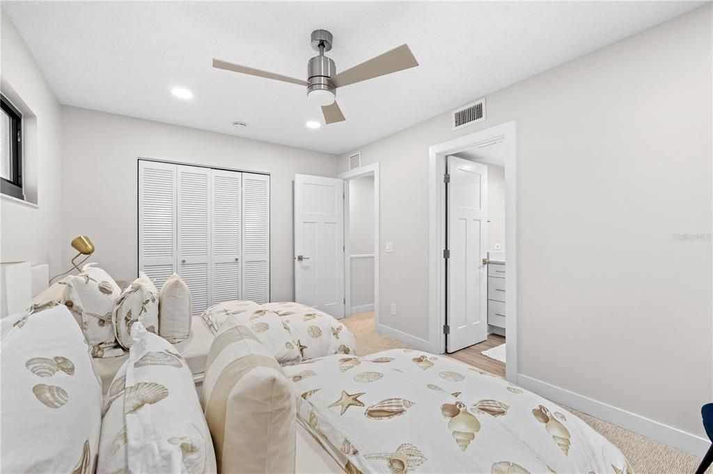 For Sale: $749,000 (2 beds, 2 baths, 1214 Square Feet)