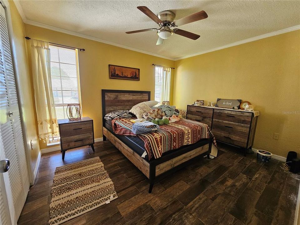 For Sale: $265,000 (2 beds, 1 baths, 806 Square Feet)