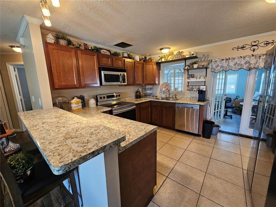 For Sale: $265,000 (2 beds, 1 baths, 806 Square Feet)