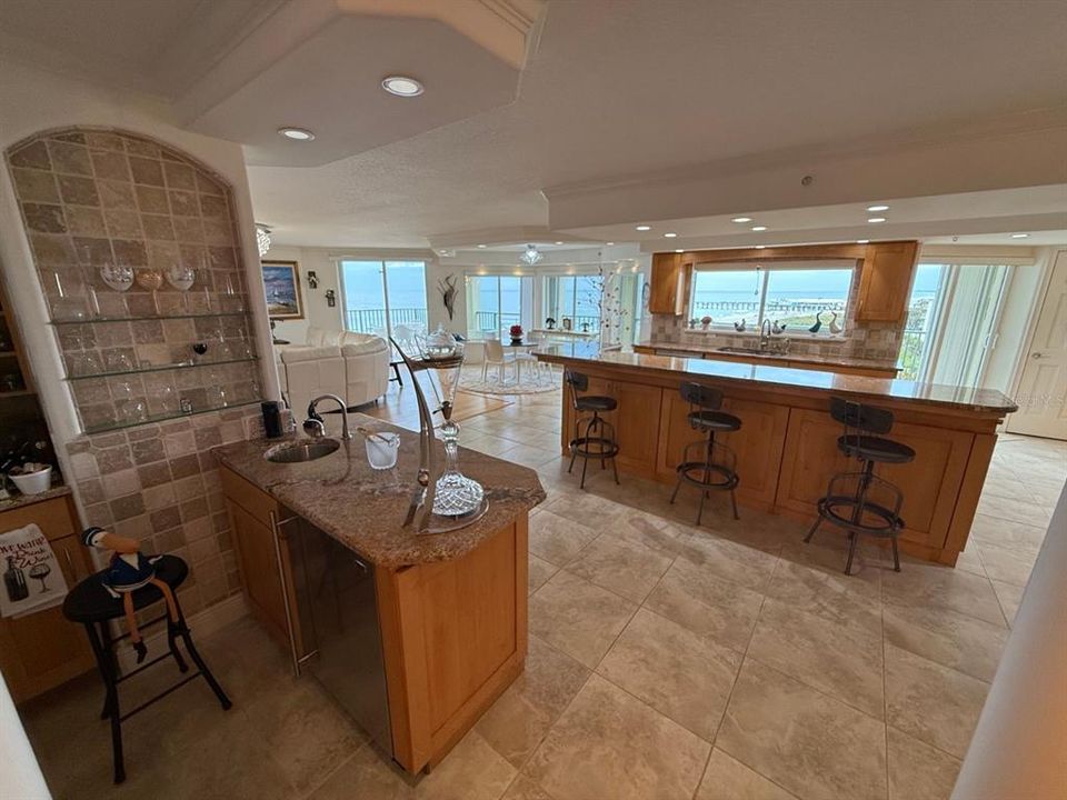 Wet bar with Kitchen