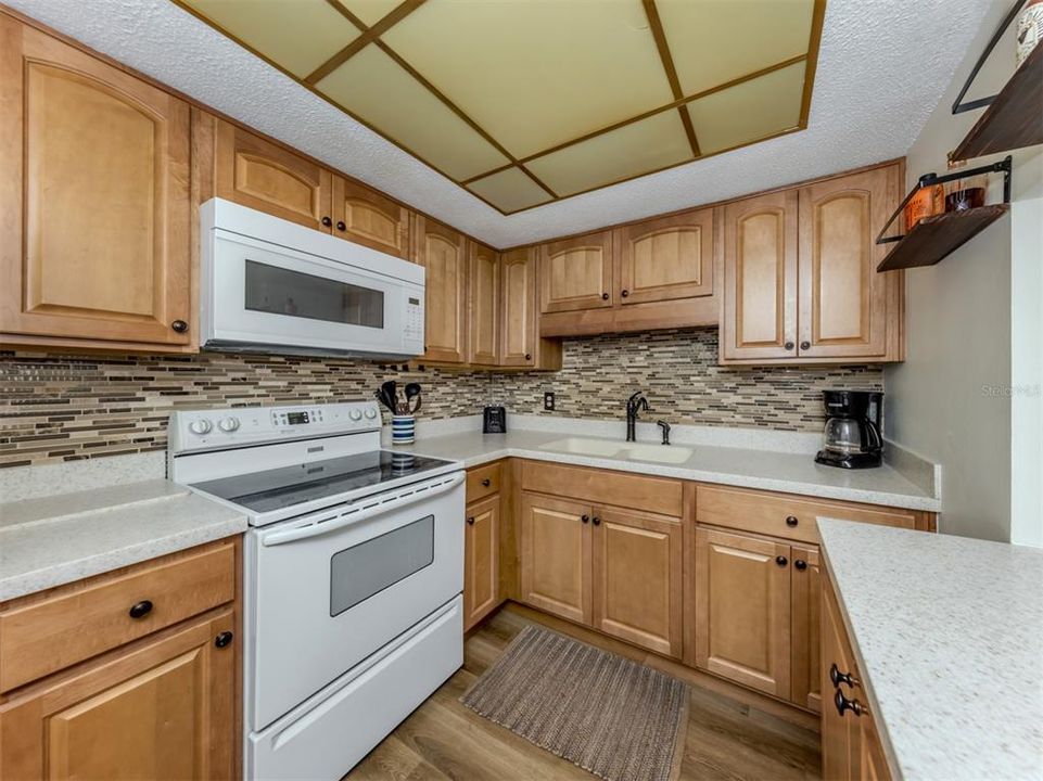 For Sale: $249,900 (2 beds, 1 baths, 814 Square Feet)