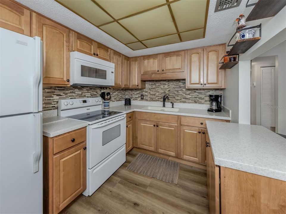 For Sale: $249,900 (2 beds, 1 baths, 814 Square Feet)