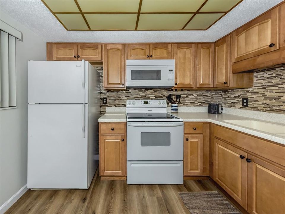 For Sale: $249,900 (2 beds, 1 baths, 814 Square Feet)