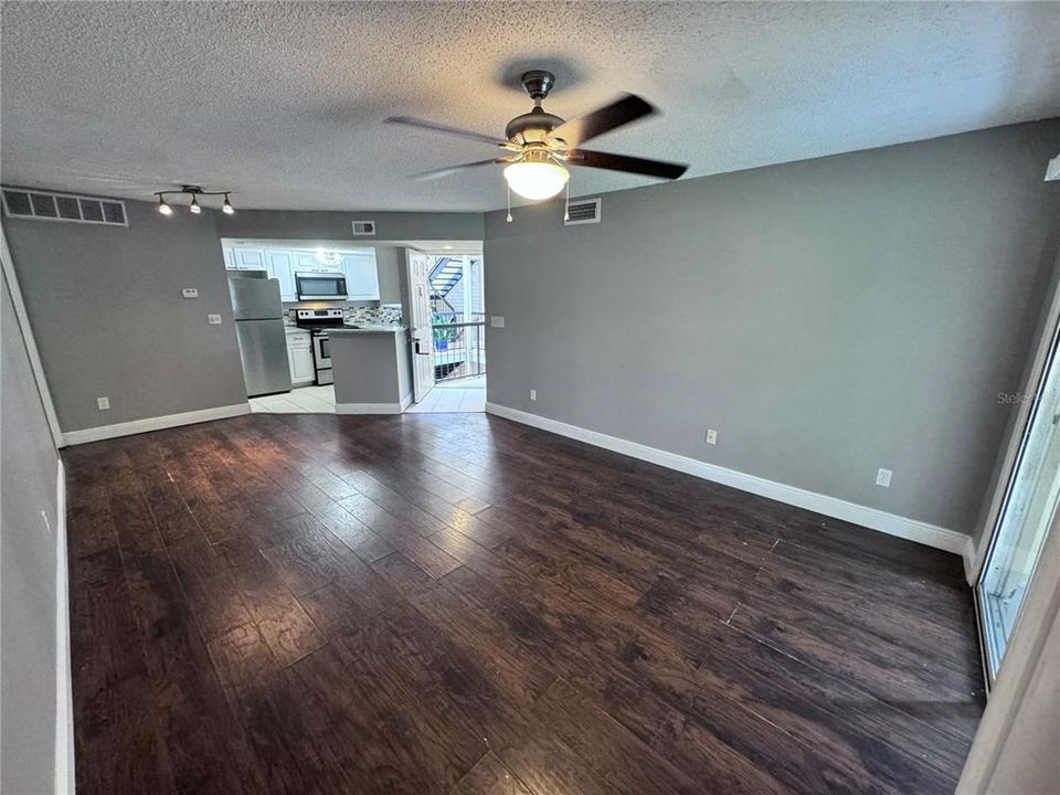 For Rent: $1,400 (2 beds, 2 baths, 864 Square Feet)