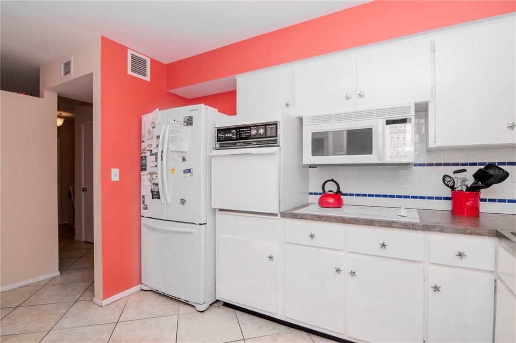 For Sale: $209,900 (2 beds, 1 baths, 1237 Square Feet)