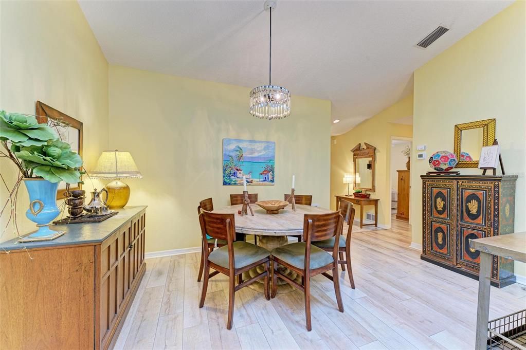 For Sale: $375,000 (2 beds, 2 baths, 1456 Square Feet)