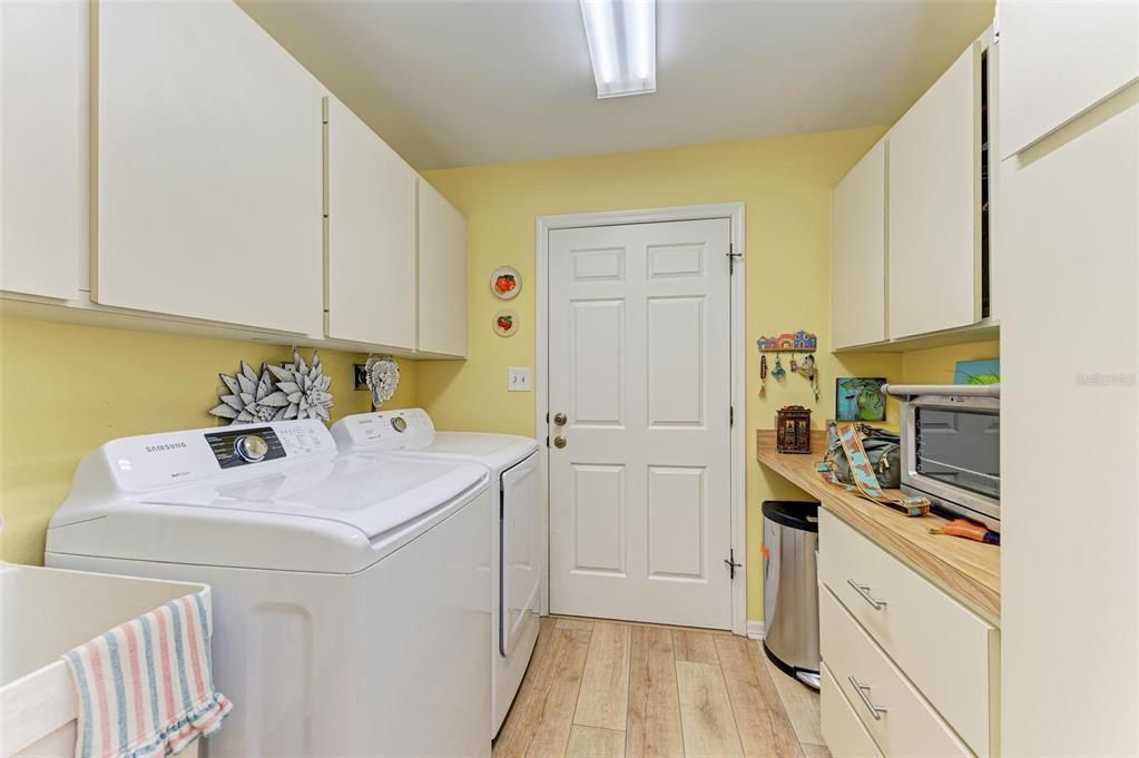 For Sale: $375,000 (2 beds, 2 baths, 1456 Square Feet)