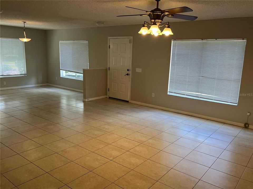 For Rent: $1,750 (3 beds, 2 baths, 1408 Square Feet)