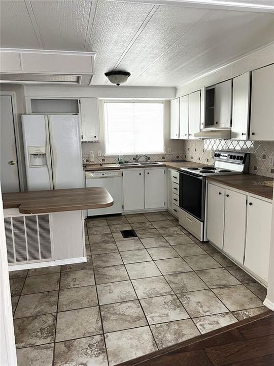 For Sale: $1,800,000 (2 beds, 2 baths, 1099 Square Feet)