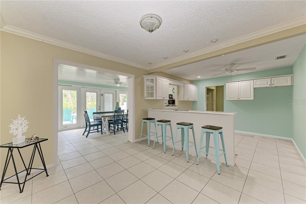 Dining room with walls Virtually staged