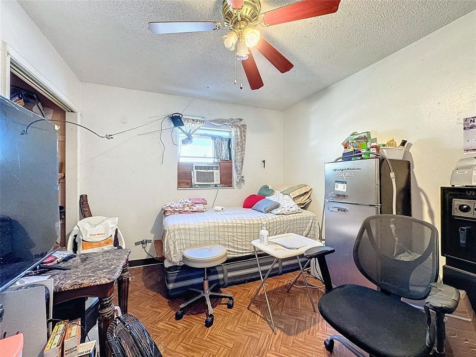 For Sale: $195,000 (3 beds, 1 baths, 1040 Square Feet)