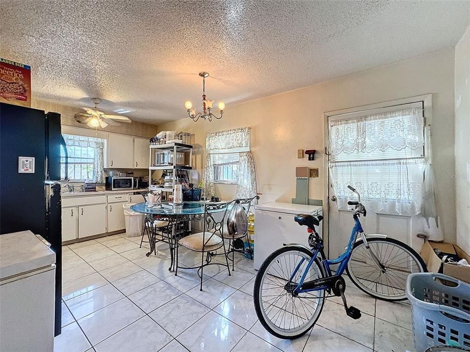 For Sale: $195,000 (3 beds, 1 baths, 1040 Square Feet)