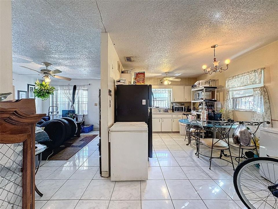 For Sale: $195,000 (3 beds, 1 baths, 1040 Square Feet)