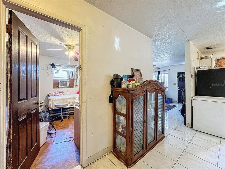 For Sale: $195,000 (3 beds, 1 baths, 1040 Square Feet)