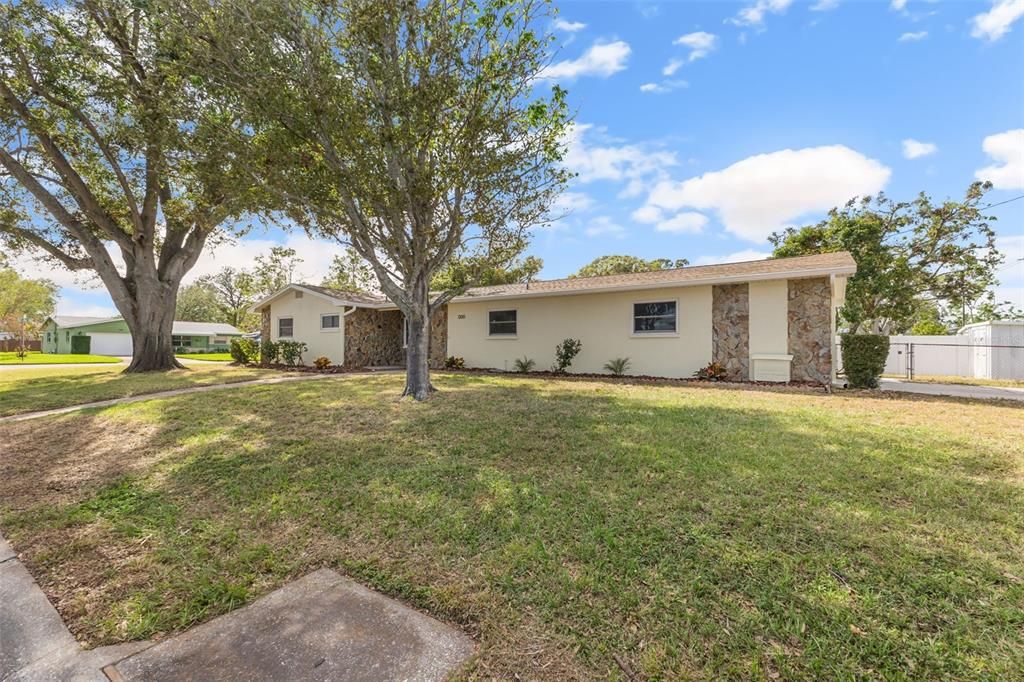 For Sale: $600,000 (3 beds, 2 baths, 1433 Square Feet)