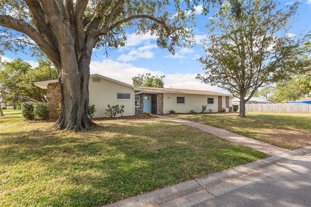 For Sale: $600,000 (3 beds, 2 baths, 1433 Square Feet)